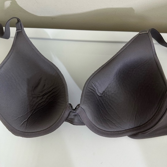 Maidenform sz 38C bra in a  gray. T shirt style   Nice smooth finish - Picture 4 of 9